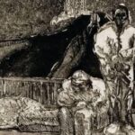 Bajo la masa oscura de un puente, tres figuras esperan: una de pie envuelta en una tela clara, otra sentada y encorvada, y una tercera tendida en el suelo. Detrás corre una valla de madera.