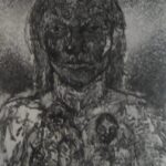 Grabado en metal de tonos oscuros: un rostro de cabello largo mira al frente; dentro del pecho se distinguen figuras más pequeñas, como un ser protector que resguarda a quienes lleva dentro.